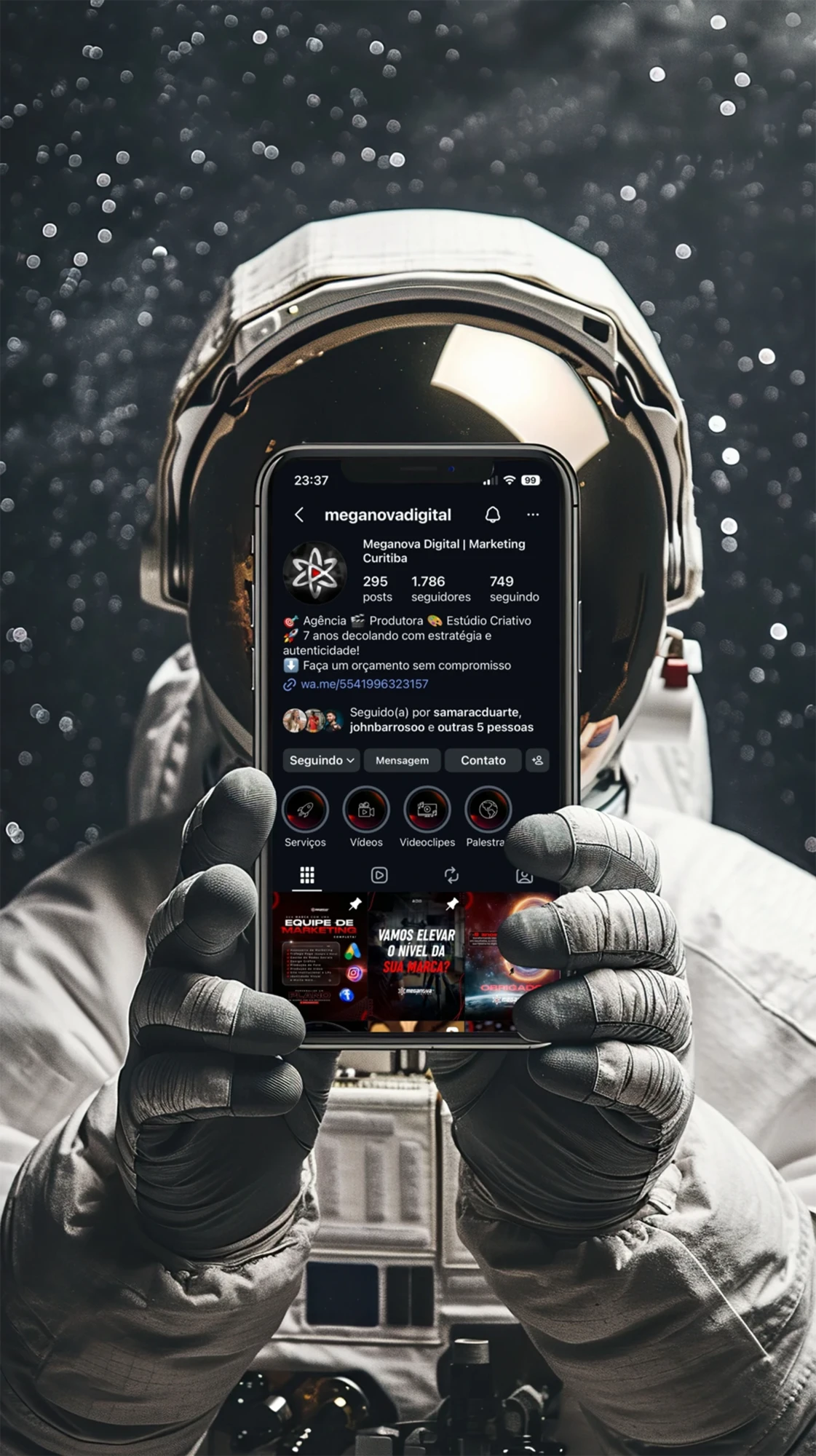 Astronauta apresentando o perfil da Meganova Digital no Instagram